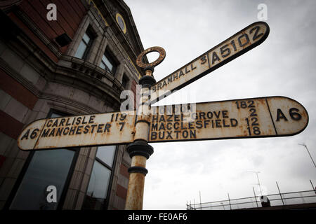 Ein Schild für den A6 außerhalb der Blüten-Pub in Stockport bringt die Band-Blüten ihren Namen. Die Gitarren-pop-Band gekommen vierte auf der BBC Sound of 2016-Liste, die die heißesten neuen Acts für das neue Jahr unterstreicht. Die fünf Mitglieder, die waren alle im gleichen Krankenhaus Stockport geboren, gründete im Jahr 2013 und haben ihren Sound von Proben in deren Bassist Opa Gerüstbau Hof geschliffen haben ihren Namen von einem örtlichen Pub. Stockfoto