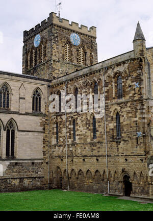 Suche NE am C13th südlichen Querschiff (R) & zentralen Turm von Hexham Priorat Augustinerkirche, Northumberland. Das Kirchenschiff (L) wurde 1905-08 wieder aufgebaut. Stockfoto