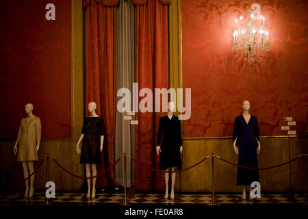 Barcelona, Spanien. 3. Februar 2016. Schaufensterpuppen tragen Designs von Pedro Rodriguez in einer Ausstellung der 080 Modenschau in Barcelona, Spanien am 3. Februar 2016. Bildnachweis: Jordi Boixareu/Alamy Live-Nachrichten Stockfoto