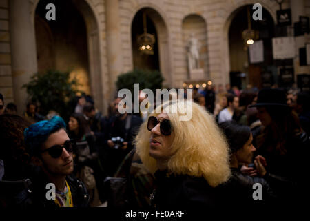 Barcelona, Spanien. 3. Februar 2016. Besuchern werden während der 080 Modenschau in Barcelona, Spanien am 3. Februar 2016 zu sehen. Bildnachweis: Jordi Boixareu/Alamy Live-Nachrichten Stockfoto