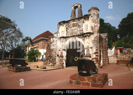 Malaysia Malacca (auch Dinkel Melaka) Porta De Santiago, der einzige erhaltene Teil der A Famosa Fort, von den Portugiesen Adria gebaut Stockfoto