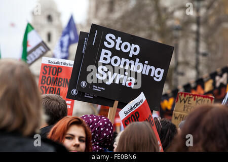 Tausende von Demonstranten den Kopf für Downing Street in London, um zu protestieren gegen geplante Bombardierung Syriens. Stockfoto