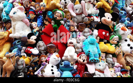 Disney Christbaum im Bahnhof St Pancras International, London Stockfoto