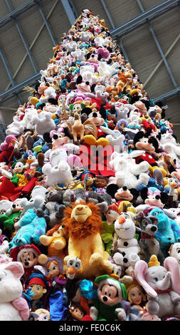 Disney Christbaum im Bahnhof St Pancras International, London Stockfoto