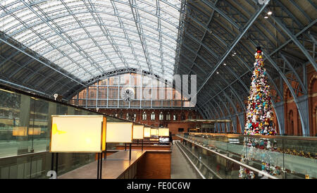 Disney Christbaum im Bahnhof St Pancras International, London Stockfoto