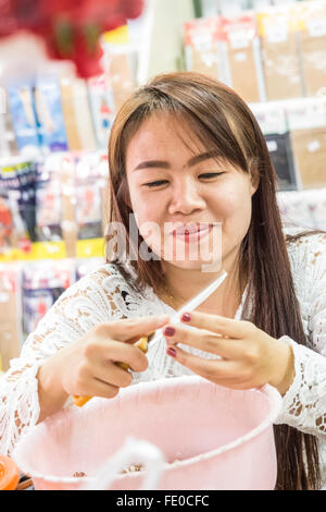 Mae Sai Grenzstadt ziemlich burmesischen Mädchen Vorbereitung Früchte Stockfoto