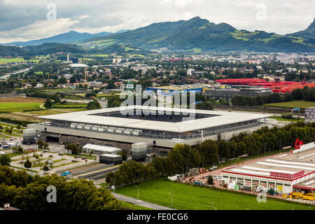 Antenne, Alpen, Stadion Fußballstadion Wals-Siezenheim in Salzburg, Fußballstadion Saalburg nähert sich der Flughafen Salzburg, Stockfoto