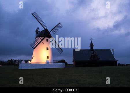 Lytham, Lancashire, UK. Windmühle an der Küste von Fylde im Morgengrauen beleuchtet Stockfoto