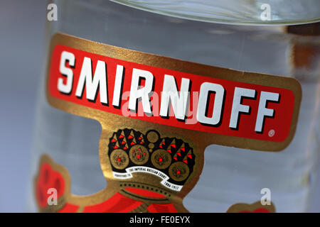 Smirnoff Vodka Name auf einem Flaschenetikett Stockfoto