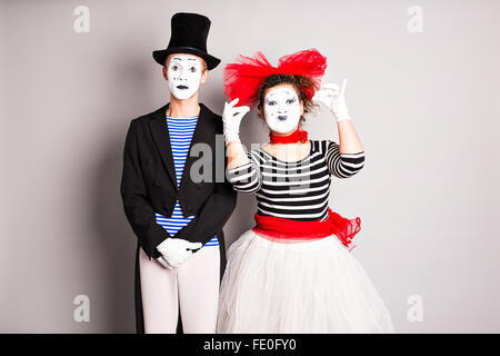Zwei Pantomimen-Mann und Frau im April fools day Stockfoto