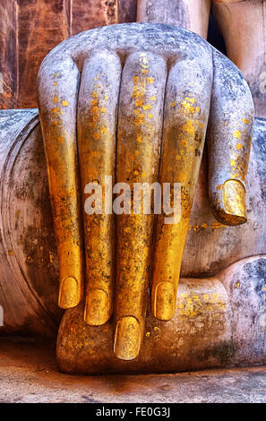 Detail von der Hand des Phra Acana in Wat Si Chum, Sukhothai, Thailand Stockfoto