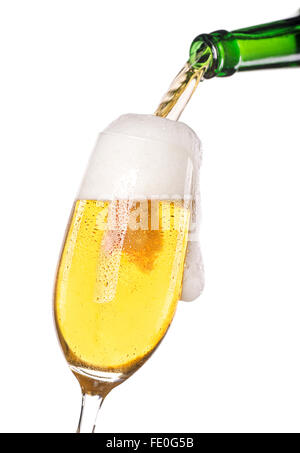 Bier aus der Flasche in ein Glas gegossen wird. Stockfoto