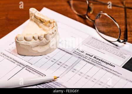 Heilende Kalkulation Plan fuer den Zahnersatz ab Stockfoto