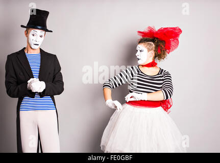 Zwei Pantomimen-Mann und Frau im April fools day Stockfoto
