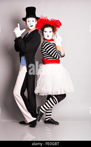 Zwei Pantomimen-Mann und Frau im April fools day Stockfoto