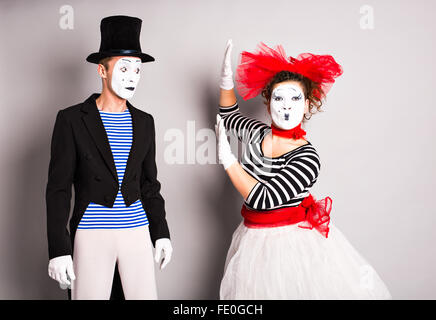 Zwei Pantomimen-Mann und Frau im April fools day Stockfoto