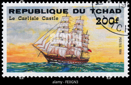 Republik Tschad - CIRCA 1984: eine Briefmarke gedruckt in Republik Tschad zeigt das Schiff "Le Carlisle Castel" Stockfoto