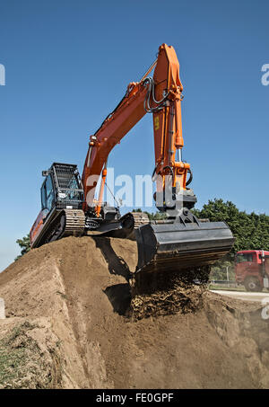 Raupenbagger auf einer Baustelle Stockfoto