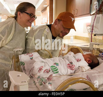 Großeltern von Baby in neonatalen Intensivstation Stockfoto