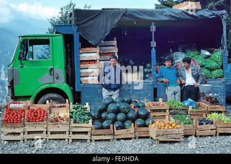 Am Straßenrand Obst und Gemüse Verkäufer und ihren LKW in der Nähe von Artvin, Nordost-Türkei Stockfoto