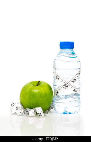 Flasche Wasser verpackt in weiße Kaiserliche Tape measure mit grünem Apfel und isoliert auf weißem Hintergrund mit Textfreiraum Stockfoto