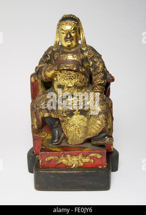 Antike chinesische Polychrome lackierte Holzfigur Guandi dargestellt sitzende mit einer Hand hob und umklammern den Gürtel. Stockfoto