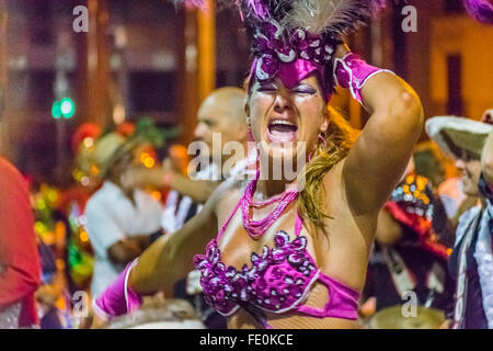 MONTEVIDEO, URUGUAY, Januar - 2016 - kostümiert Erwachsene Frau tanzt am Eröffnungsabend Parade der Karneval von Montevideo, Uruguay Stockfoto