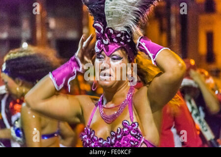 MONTEVIDEO, URUGUAY, Januar - 2016 - kostümiert Erwachsene Frau tanzt am Eröffnungsabend Parade der Karneval von Montevideo, Uruguay Stockfoto