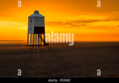 Eine erstaunliche atemberaubenden Sonnenuntergang über Burnham auf Meer-Leuchtturm aus Holz ist und auf Stelzen Stockfoto