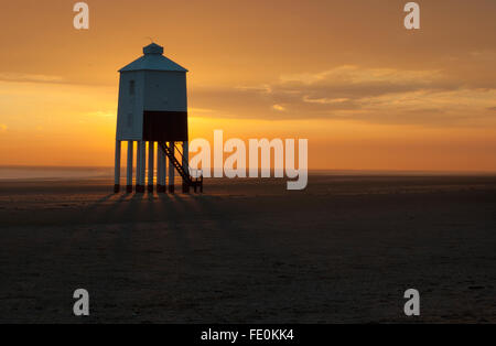 Eine erstaunliche atemberaubenden Sonnenuntergang über Burnham auf Meer-Leuchtturm aus Holz ist und auf Stelzen Stockfoto