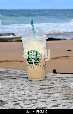 Starbucks-Kaffee am Strand Stockfoto