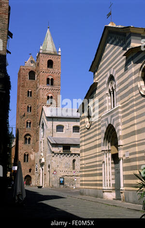Italien, Ligurien, Riviera di Ponente, Albenga, Kirche Santa Maria in Fontibus und Kathedrale Stockfoto