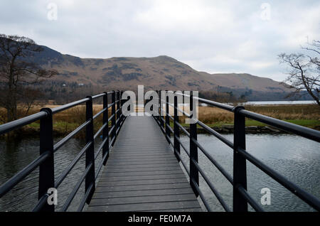 Die chinesische Brücke am unteren See Derwentwater, Borrowdale in der Nähe von Keswick, Cumbria Stockfoto