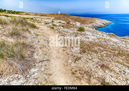 verlorenen Schuh auf dem Weg zu dem Wachturm der Schlange, Symbol von Otranto, an der steinigen Strand in der Nähe von Otranto in Apulien, Italien Stockfoto