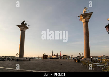 Die zwei Spalten der Löwe von Venedig auf der linken Spalte und St. Theodor in der rechten Spalte auf der Piazzetta San Marco weiter, um die Stockfoto