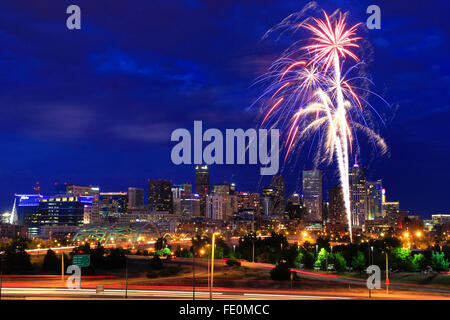 Feuerwerk am 4. Juli in Denver, Colorado. Denver ist die bevölkerungsreichste Stadt in Colorado. Stockfoto