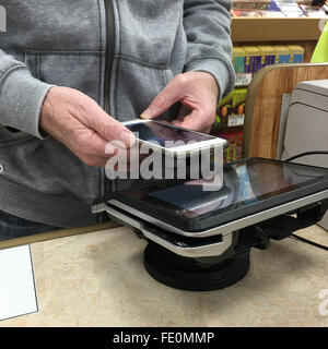 Mann nutzt Apple Zahlen auf seinem IPhone 6 s Plus zu bezahlen, Lebensmittel in Süd-Kalifornien, USA Stockfoto