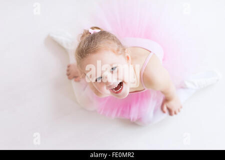 Ballerina-Mädchen in einem rosa Tutu. Entzückenden Kind Tanzen Ballett in einem weißen Studio. Kinder tanzen. Stockfoto