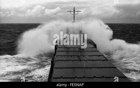 AJAXNETPHOTO. AM MEER, ATLANTIK. -SCHWERE WETTER - FRACHTSCHIFF PFLÜGE IN SCHWERER SEE IM ATLANTISCHEN OZEAN.  FOTO: JESSICA EASTLAND/AJAX REF: 21211 1 19 Stockfoto