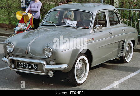 AJAXNETPHOTO - TRIEL, FRANKREICH - KLASSISCHE FRANZÖSISCHE LIMOUSINE - 1961 RENAULT DAUPHINE IN A STRAßE GEPARKT. FOTO: JONATHAN EASTLAND/AJAX. REF: CD699 2 1 Stockfoto