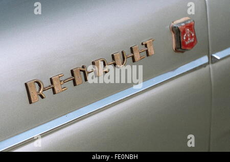 AJAXNETPHOTO - TRIEL, FRANKREICH - KLASSISCHE FRANZÖSISCHE SALON MAKER - RENAULT MOTORHERSTELLER NAMENSSCHILD IM ART-DÉCO-SCHRIFTART AUF 1961 DAUPHINE SALOON. FOTO: JONATHAN EASTLAND/AJAX. REF: CD6994 2 3 Stockfoto