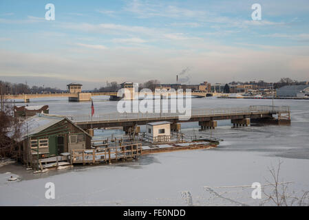 Hütte in Eis mit Brücke und Dock Angeln.  Gefrorene Fox River, Oshkosh, Wisconsin Stockfoto