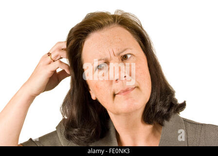 Reife Frau kratzen Kopf beim Nachdenken Stockfoto