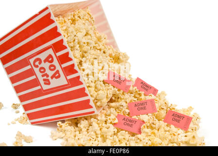 Verschüttetes Popcorn und Kinokarten Stockfoto