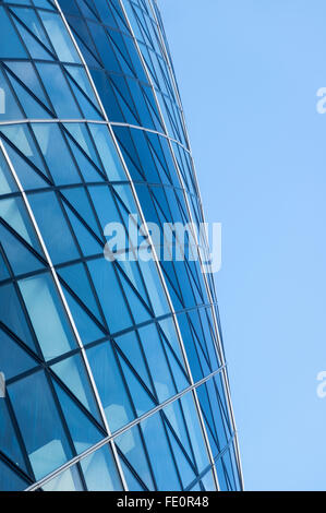 Detail von den 30 St Mary Axe Gebäude in der City of London, England, UK, auch bekannt als die Gurke Stockfoto