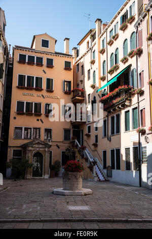 4-Sterne-Hotel Al Codega in einem kleinen Innenhof der Calle del Forno Vecchio in Venedig, der Hauptstadt der Region Venetien im Norden Italiens. Stockfoto