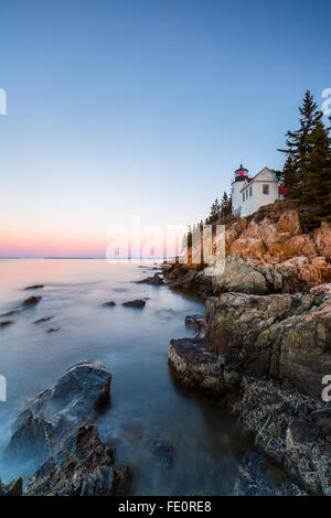 Bass Harbor Head Lighthouse unter freiem Himmel im Acadia-Nationalpark, Mount Desert Island, Maine, New England, USA. Stockfoto