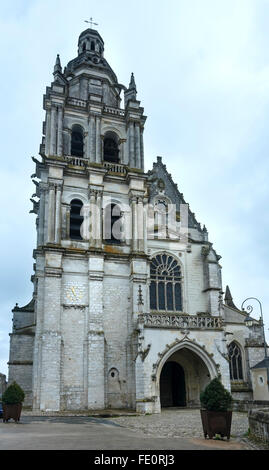 Die Kathedrale von Saint-Louis de Blois, Frankreich.  1544 wurden die Fassade und Glockenturm gebaut. Stockfoto