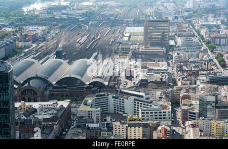 Skyline von Frankfurt-City in Deutschland in den frühen Abend mit Wolkenkratzern und dem Hauptbahnhof entfernt Stockfoto