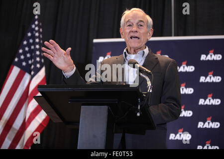 Der ehemalige US-Kongressabgeordnete Ron Paul spricht auf einer Kundgebung der Kampagne für seinen Sohn US-Senator und GOP Präsidentschaftskandidaten Rand Paul an der University of Iowa 31. Januar 2016 in Iowa City, Iowa, USA. Stockfoto